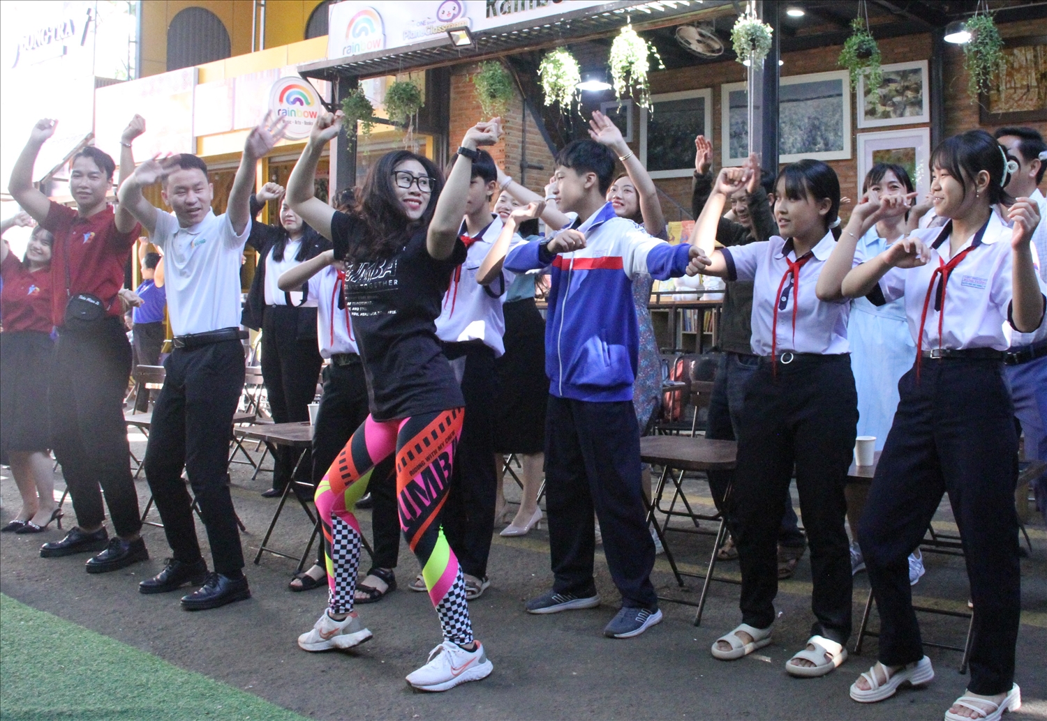 Mở đầu chương trình các đại biểu, đoàn viên thanh niên tham gia chương trình trải nghiệm điệu nhảy Zumba