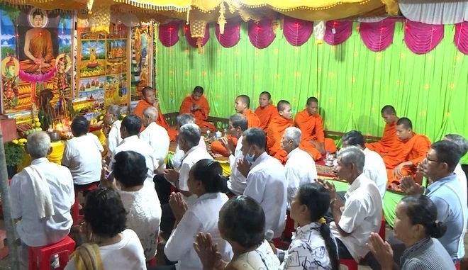 Tụng kinh cầu an trong lễ Đom Lơng Néak Tà của người Khmer tỉnh Trà Vinh. Ảnh: TTXVN