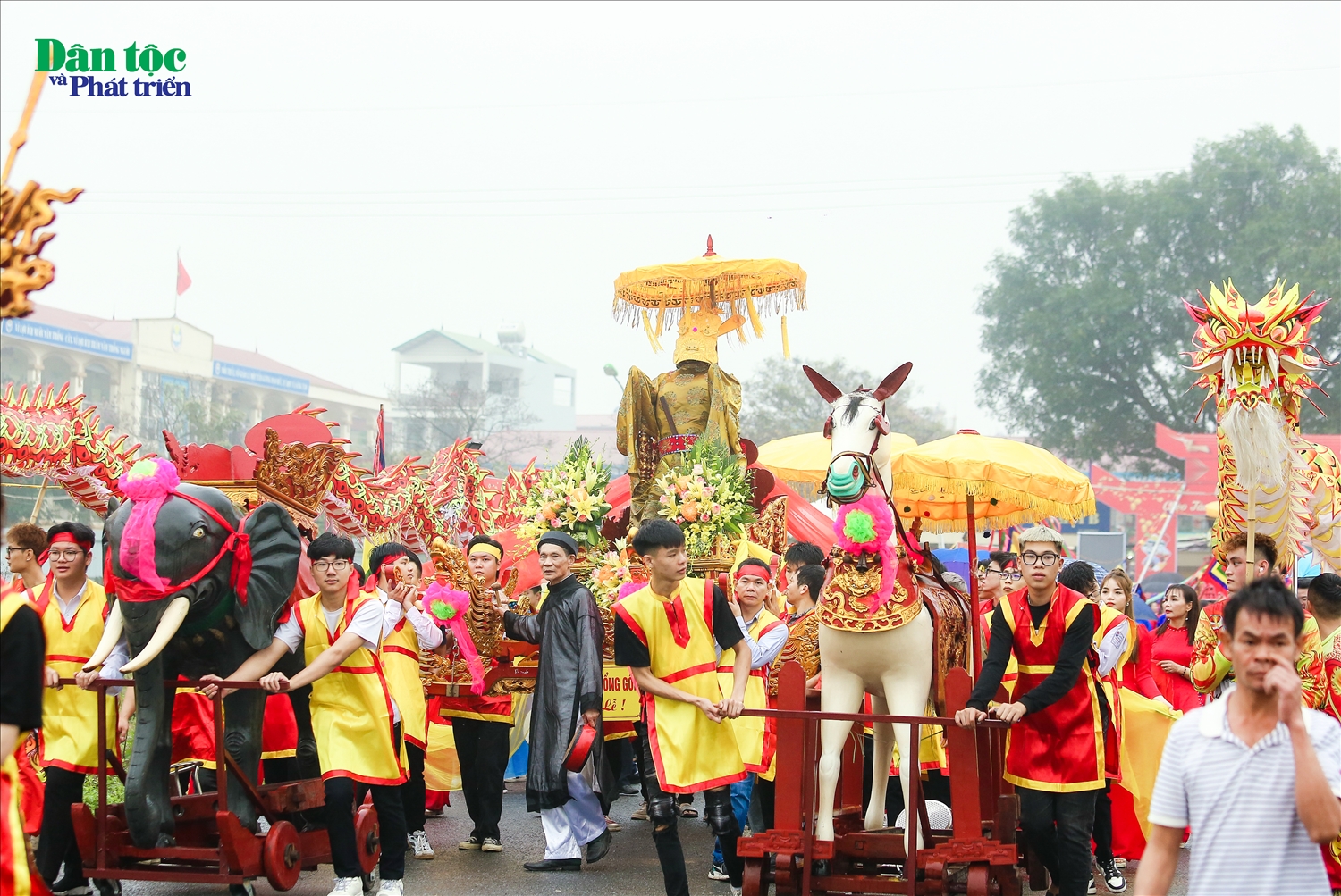  Để ca ngợi ân đức của Tướng Văn Dĩ Thành vào dịp Rằm tháng Giêng hằng năm, người dân ở Tổng Gối (nay là xã Tân Hội) lại tổ chức lễ hội truyền thống hát Chèo tàu.