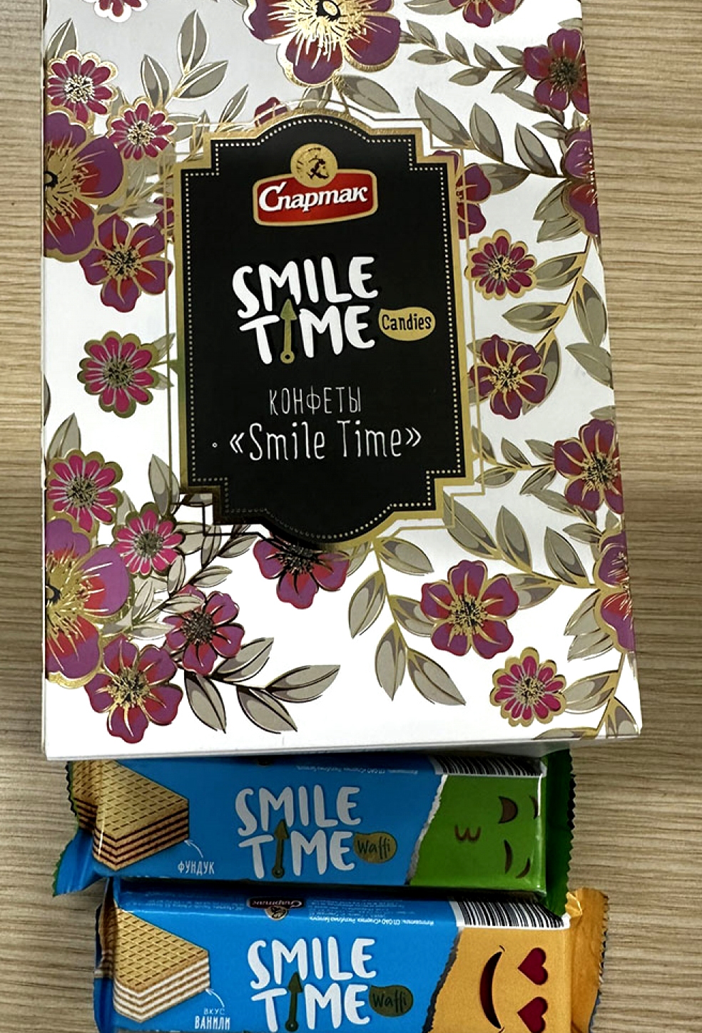 Hộp Bánh Smile Time, được nhập khẩu từ Belarus là 1 sản phẩm trong gói quà Tết có dấu hiệu dập xoá, dán đè ngày sản xuất, hạn sử dụng mà Công ty Than Vàng Danh gửi tặng CBNV, người lao động