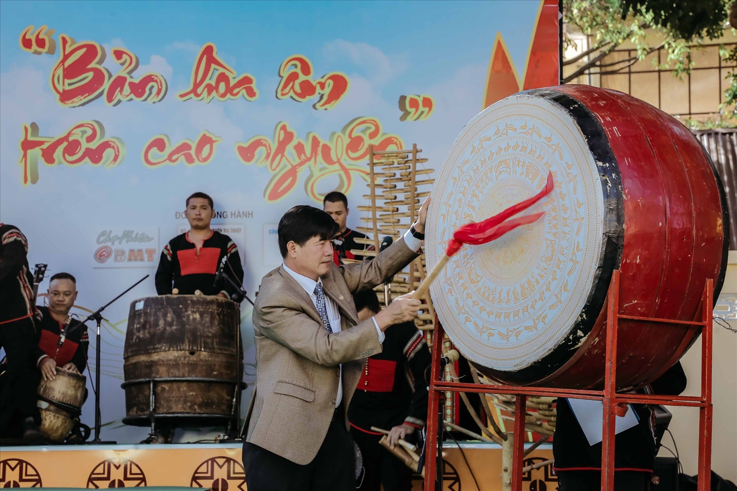 Phó chủ tịch UBND tỉnh Đắk Lắk Nguyễn Thiên Văn đánh trống khai mạc Ngày Thơ Việt Nam