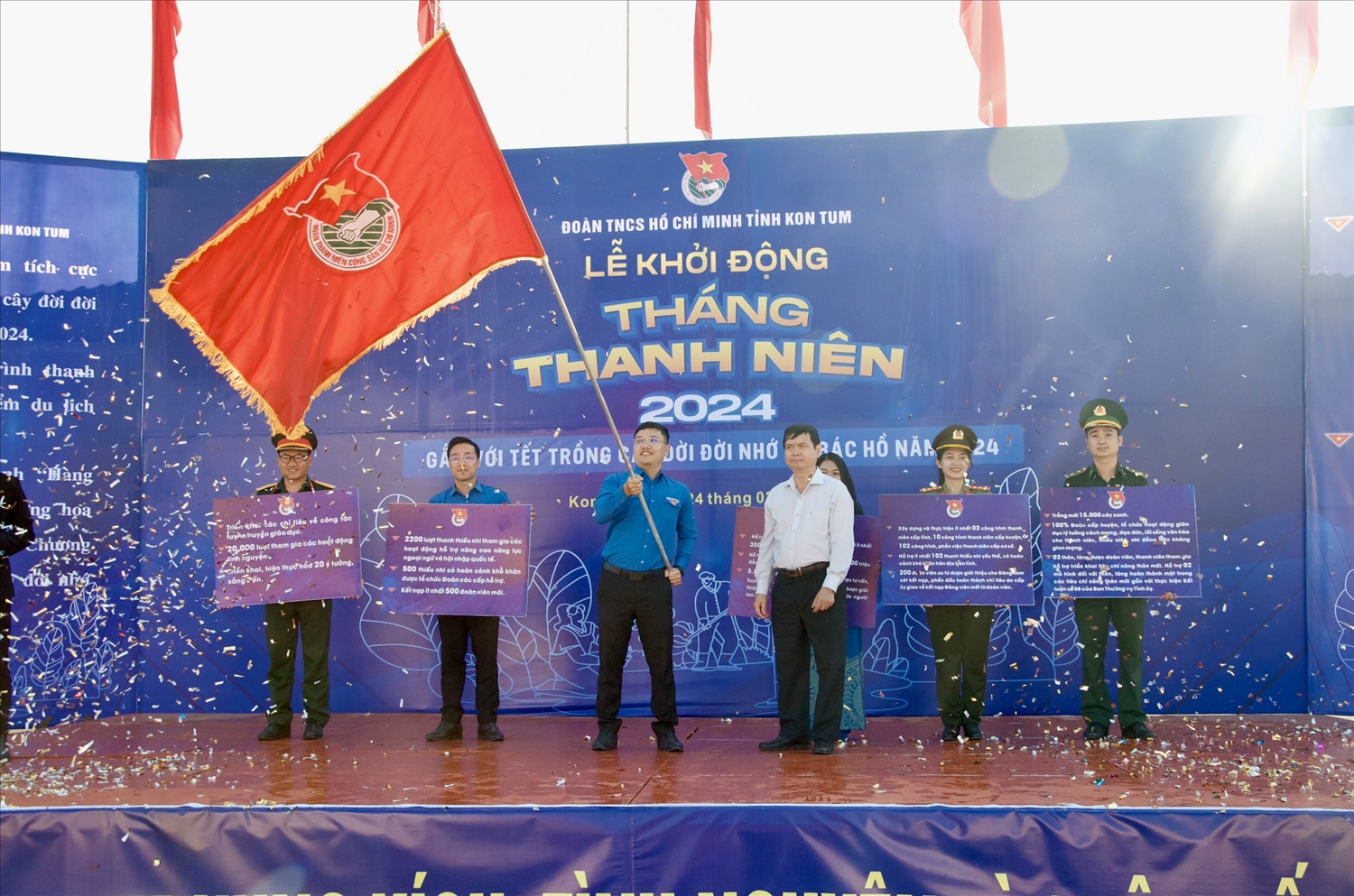 Lãnh đạo UBND tỉnh trao cờ phát động Tháng Thanh niên cho tuổi trẻ tỉnh Kon Tum