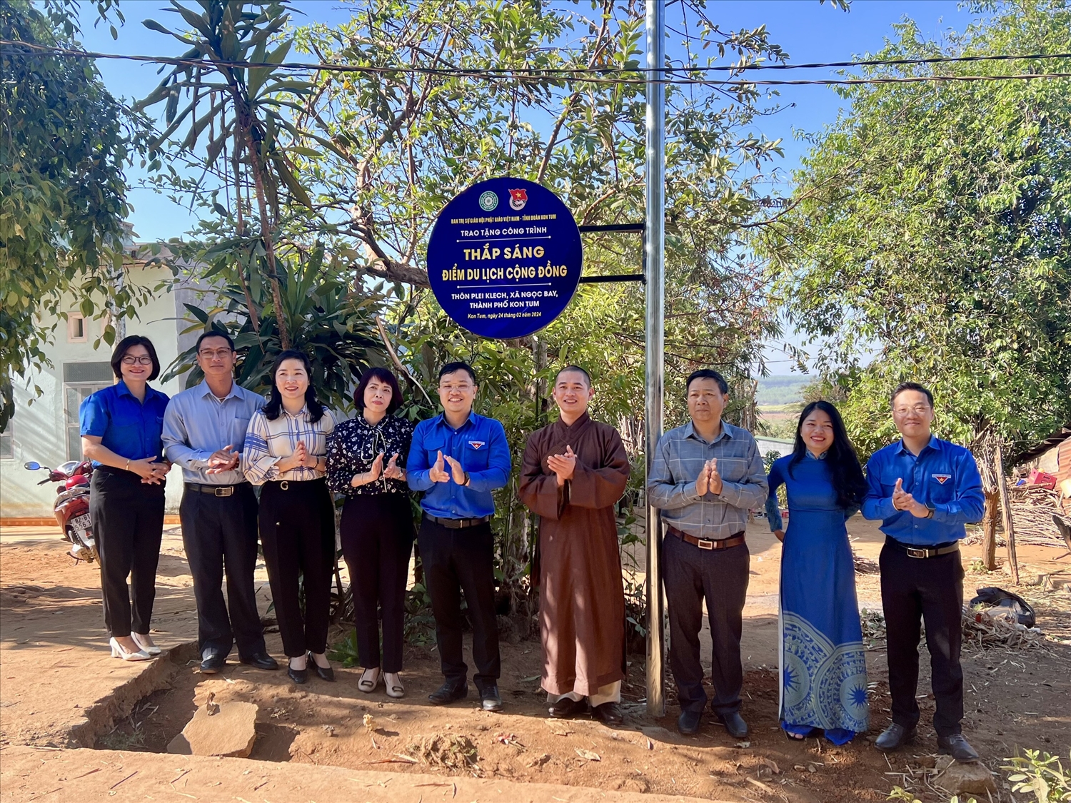 Tỉnh đoàn Kon Tum trao tặng công trình thắp sáng Điểm du lịch cộng đồng thôn Plei Klech, xã Ngọc Bay, thành phố Kon Tum 
