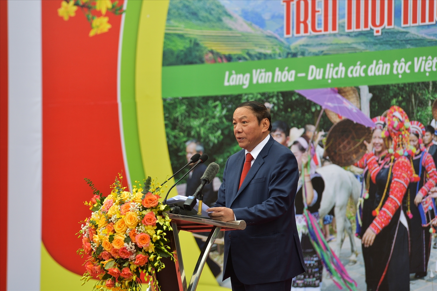 Bộ trưởng Bộ Văn hóa Thể thao và Du lịch Nguyễn Văn Hùng phát biểu tại ngày hội