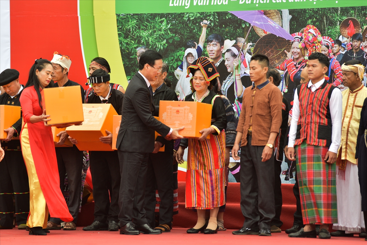 Chủ tịch nước Võ Văn Thưởng tặng quà cho đại diện đồng bào các dân tộc sinh sống tại Làng