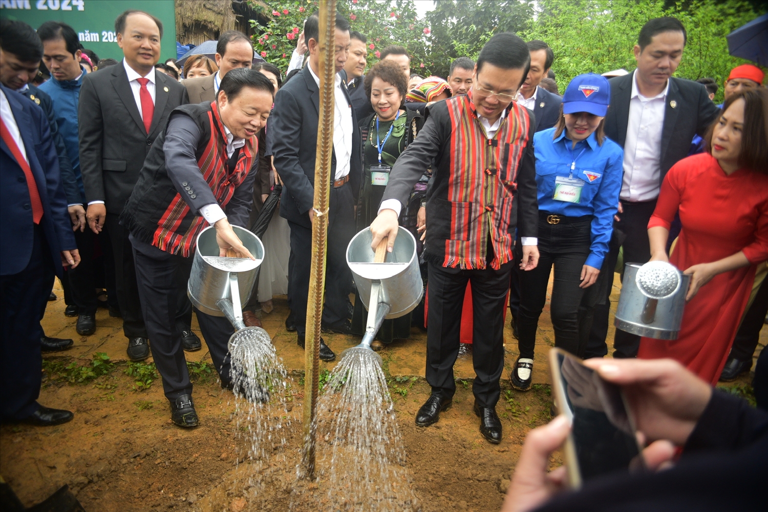 Chủ tịch nước Võ Văn Thưởng trồng cây lưu niệm tại Làng Văn hóa Du lịch các Dân tộc Việt Nam