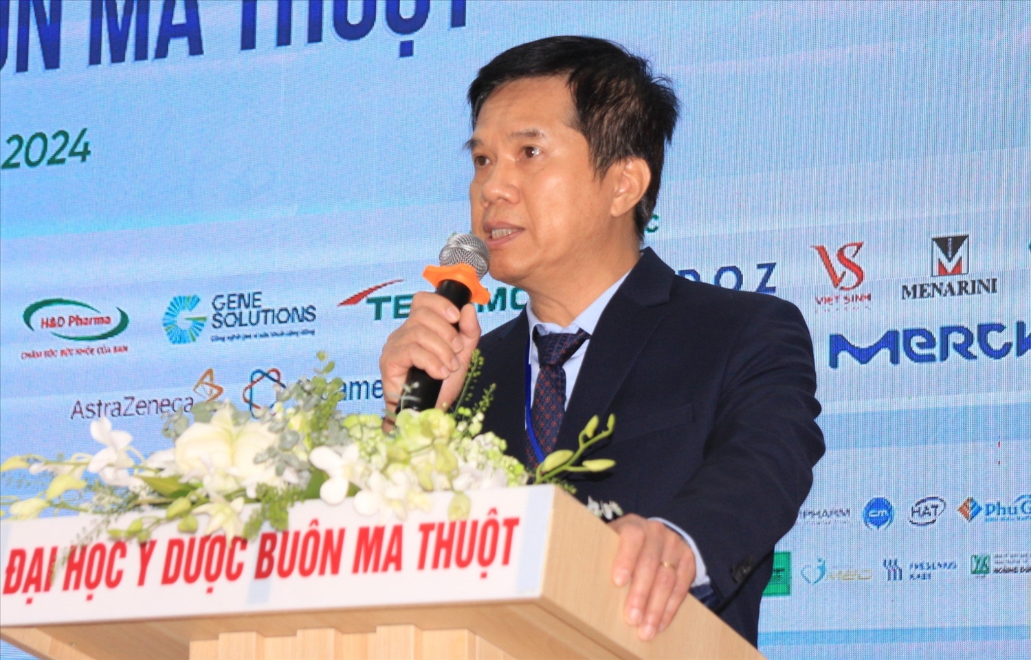 BS.CKII. Võ Minh Thành, Giám đốc Bệnh viện Đại học Y Dược Buôn Ma Thuột phát biểu tại hội nghị