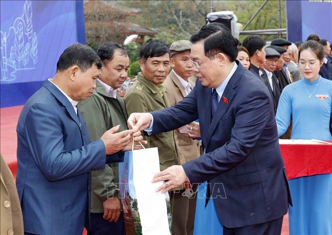 Chủ tịch Quốc hội Vương Đình Huệ tặng quà cho các già làng, trưởng bản, Người có uy tín trong đồng bảo các DTTS tỉnh Nghệ An