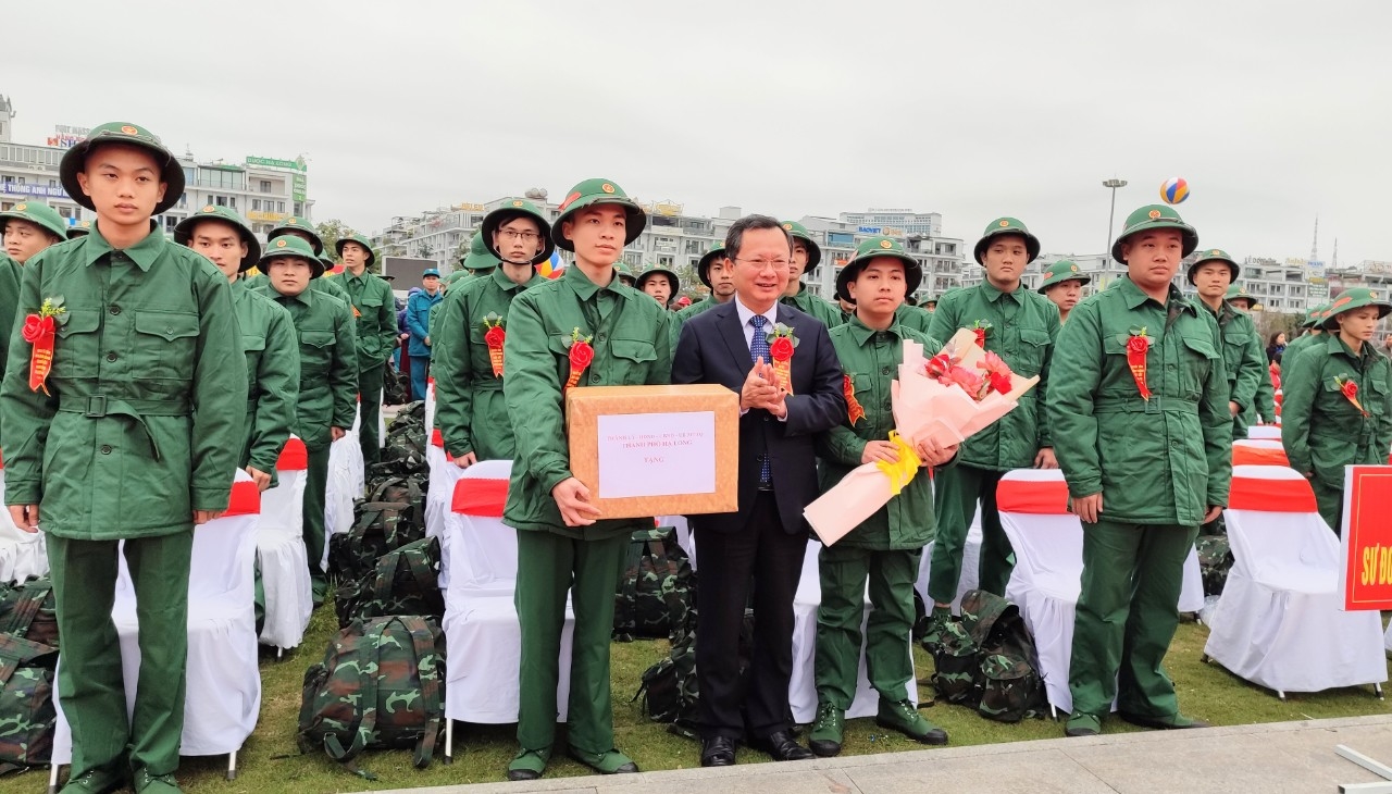 Lãnh đạo tỉnh Quảng Ninh tặng hoa, quà cho lực lượng tân binh 