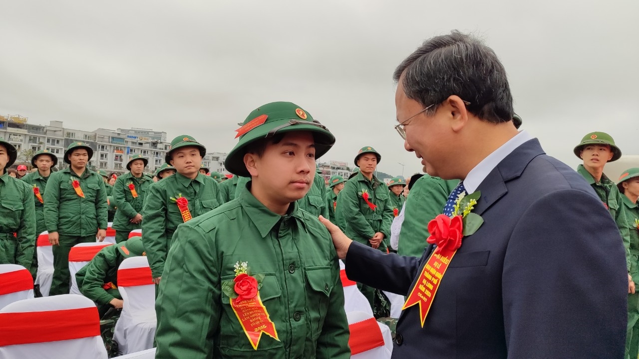 Lãnh đạo tỉnh Quảng Ninh động viên tân binh lên đường nhập ngũ