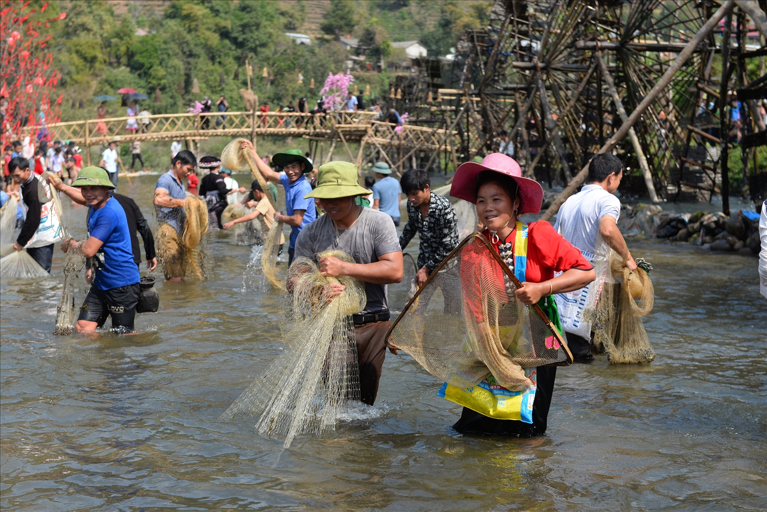 Lễ hội Xòe chiêng với nhiều trò chơi thú vị, nhưng hấp dẫn nhất vẫn là thi bắt cá suối.