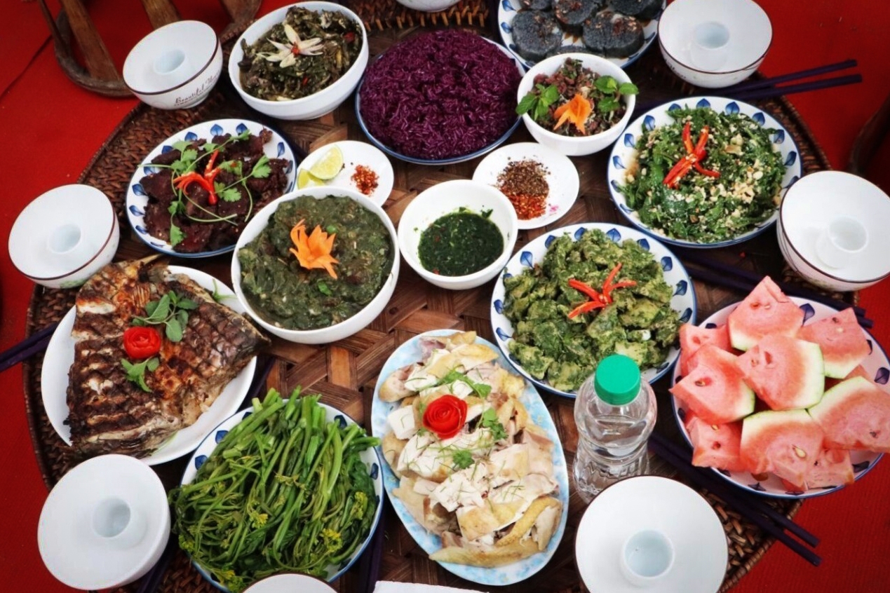  Đến Lễ hội Xòe chiêng, du khách được thưởng thức những món ẩm thực độc đáo, riêng có của đồng bào Thái nơi đây.