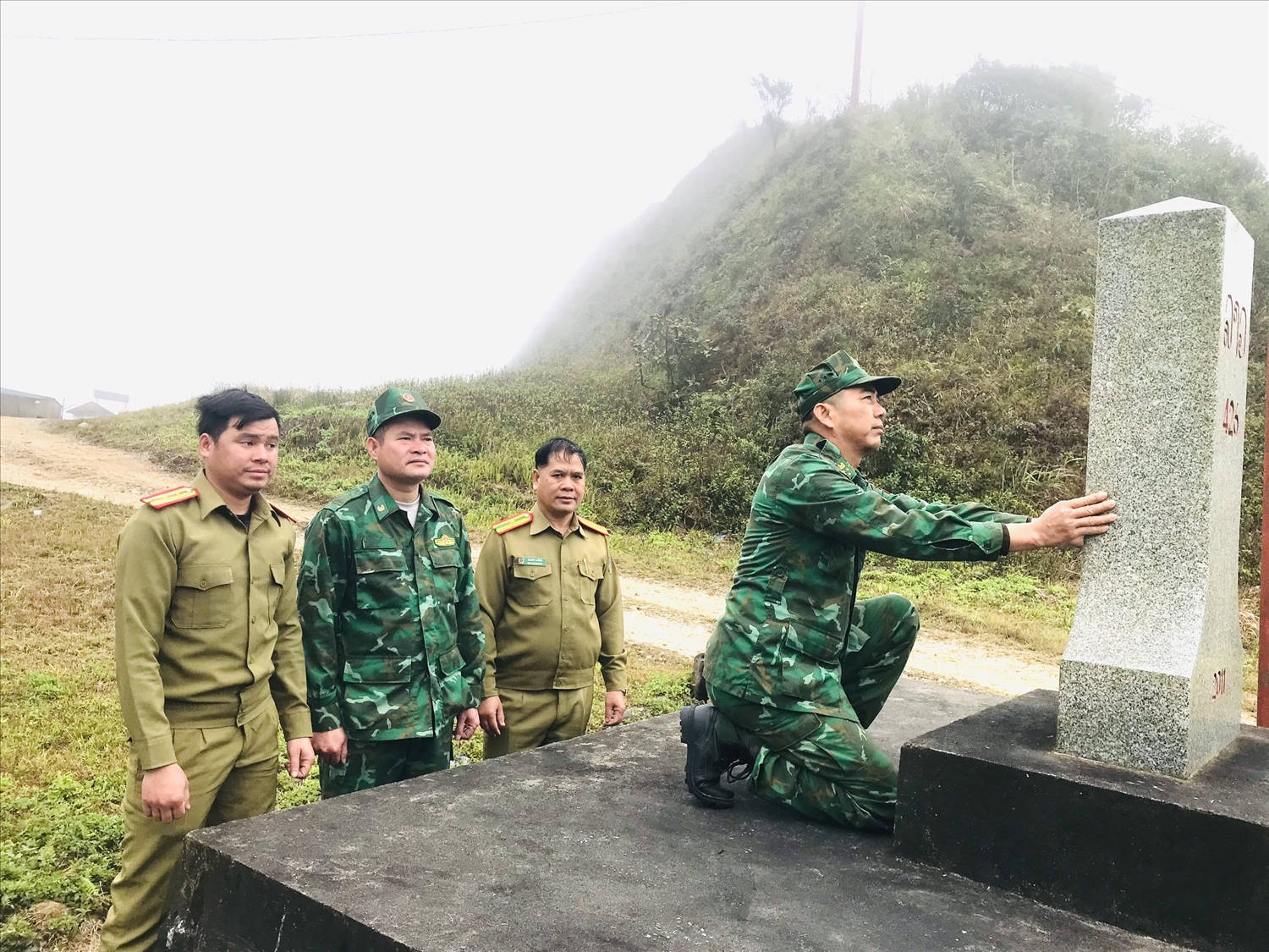 Cán bộ, chiến sĩ Trạm kiểm soát Cửa khẩu, Đồn biên phòng Tam Hợp và Đồn Công an Cửa khẩu Thoong Mi Xay (Lào) thường xuyên phối hợp xây dựng cửa khẩu hòa bình, hữu nghị.