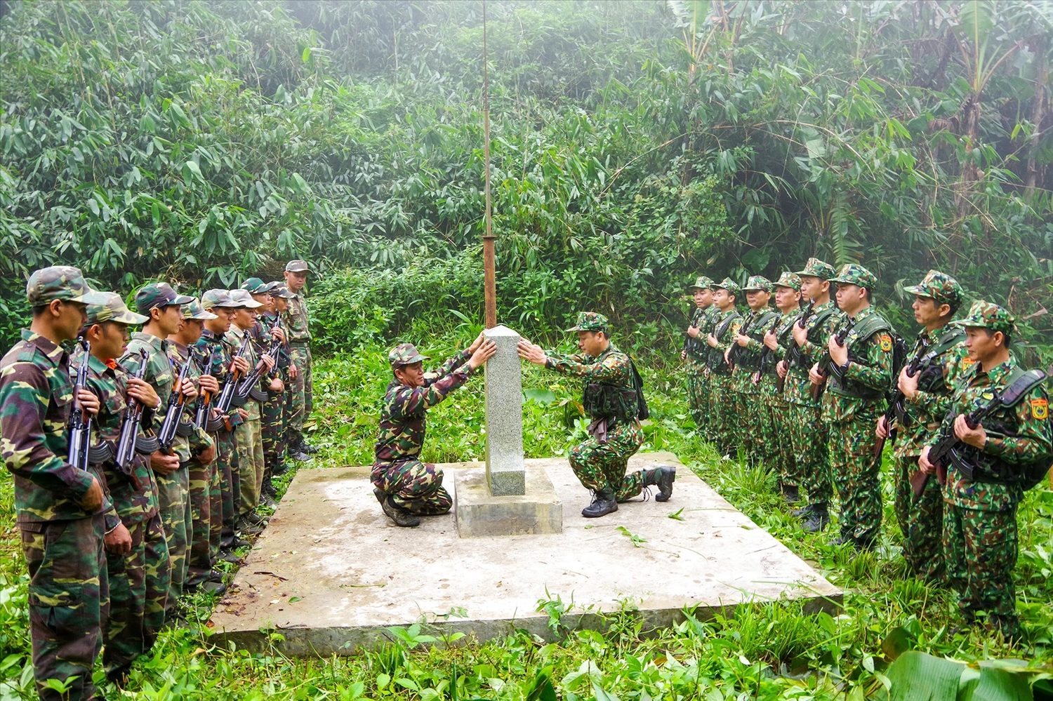 Đồn Biên phòng Tam Hợp phối hợp với Đại đội bảo vệ biên phòng 251 (Lào) tuần tra, bảo vệ cột mốc biên giới.