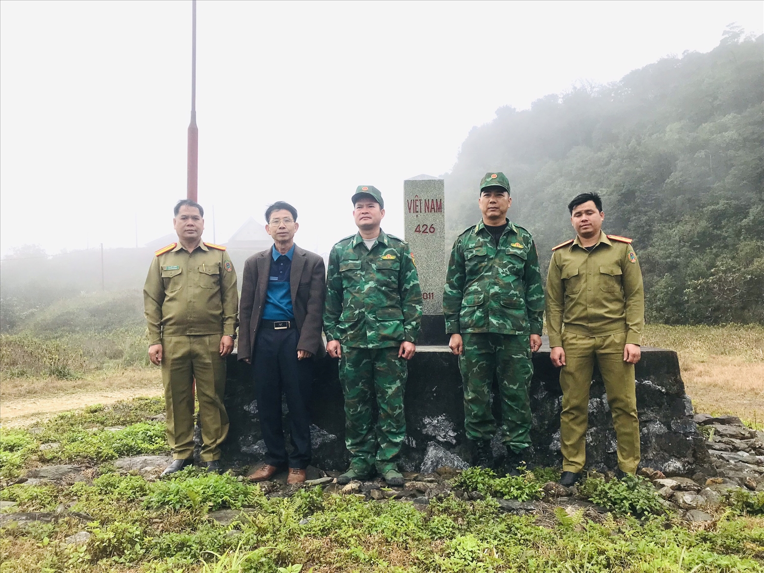 Tác giả thăm cán bộ, chiến sĩ Trạm kiểm soát Cửa khẩu Tam Hợp và Công an cửa khẩu Thoong Mi Xay (Lào) - ảnh chụp tại cột mốc số 426.