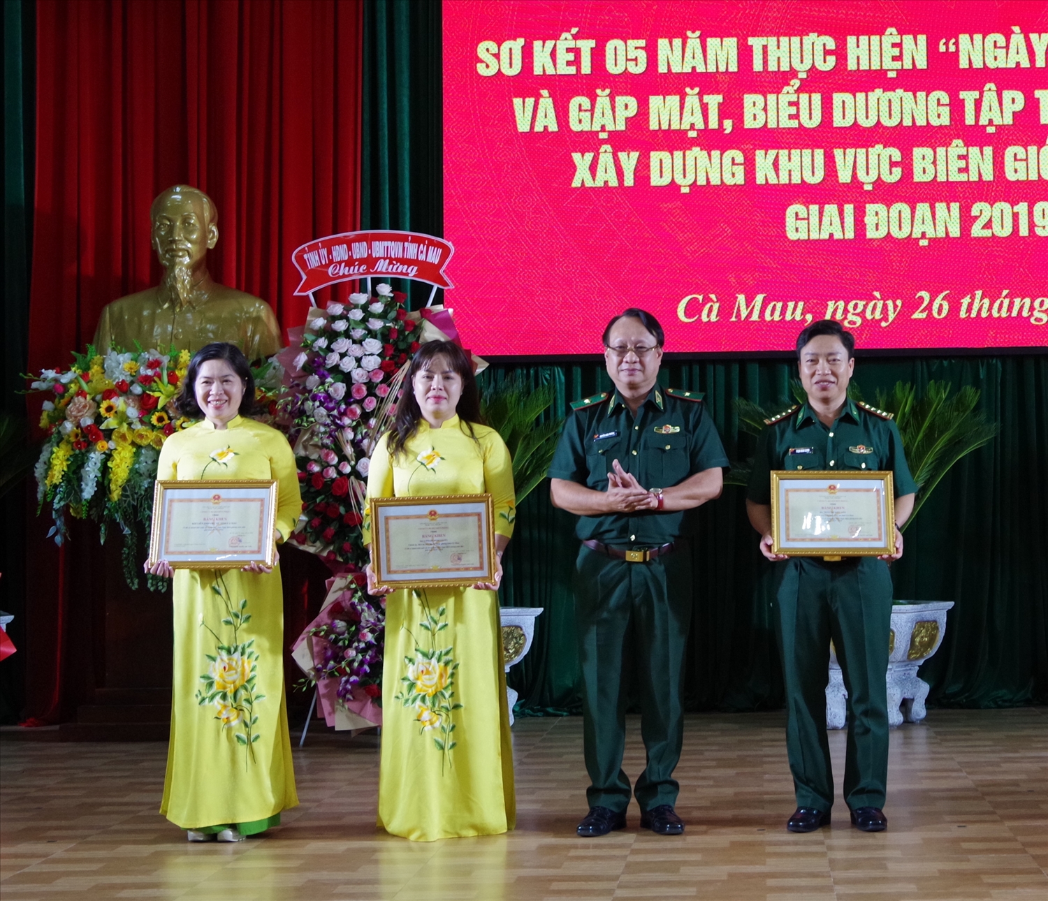 Thiếu tướng Nguyễn Hoài Phương , trao Bằng khen của Bộ Tư Lệnh BĐBP đến các cá nhân 