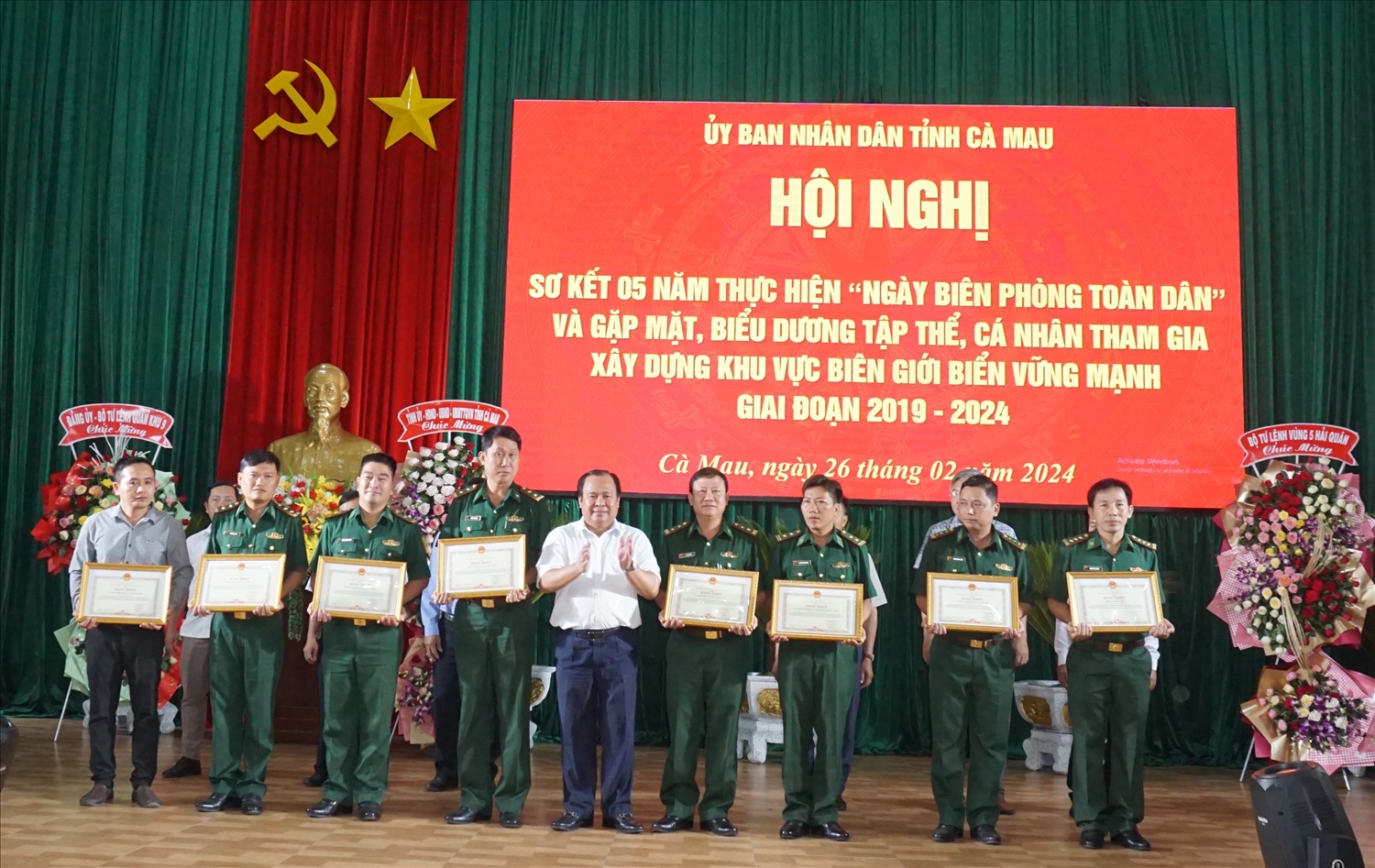 Ông Nguyễn Minh Luân - Phó chủ tịch UBND tỉnh Cà Mau trao bằng khen đến các tập thể
