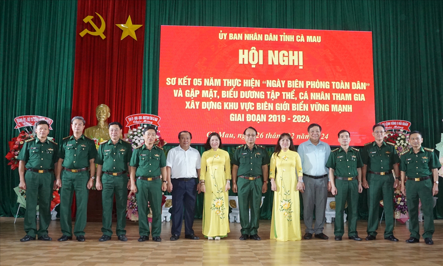 Các đại biểu chụp ảnh lưu niệm với lãnh đạo Bộ Chỉ huy BĐBP tỉnh Cà Mau 