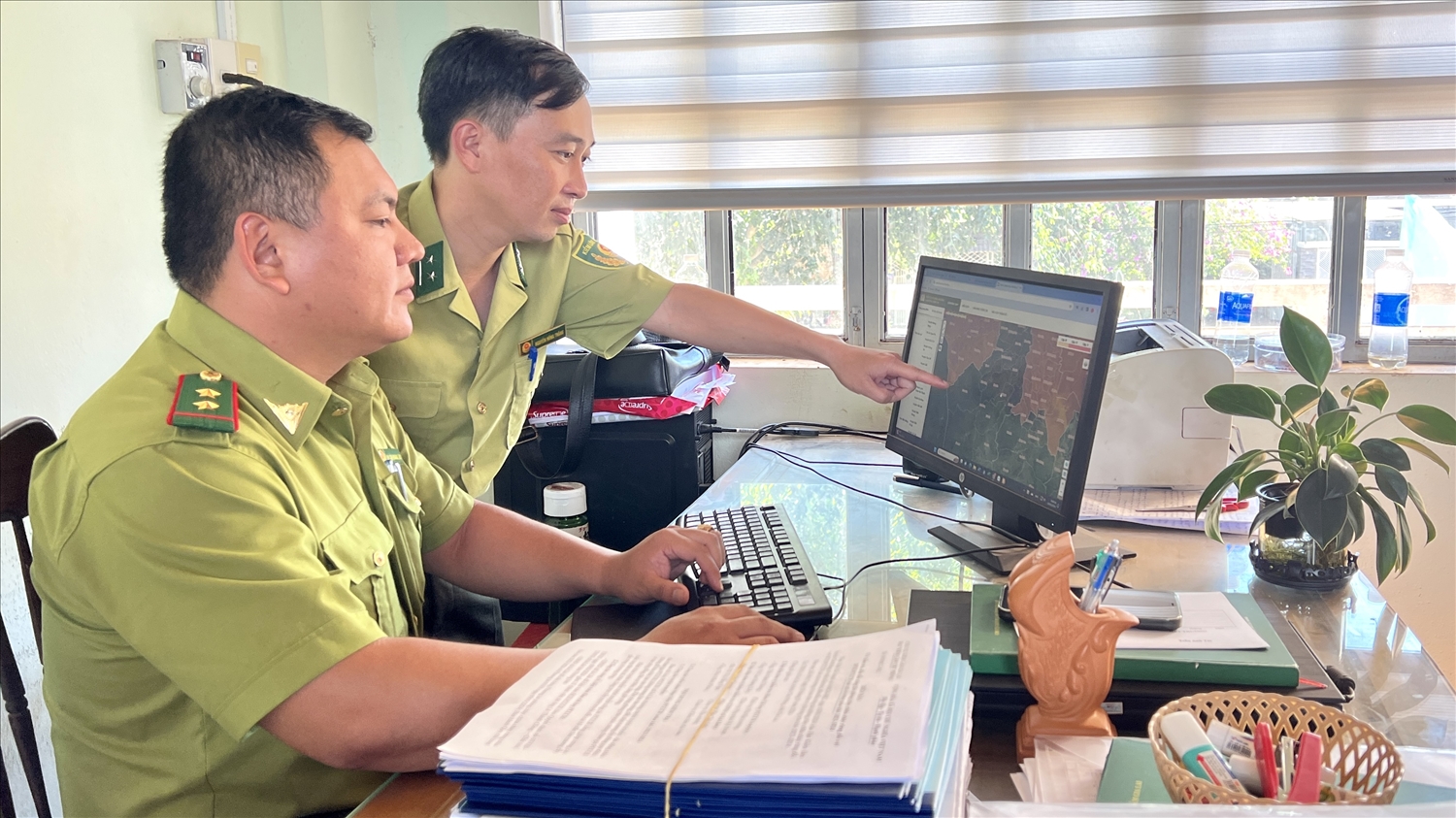 Kiểm lâm huyện Chư Prông thường xuyên theo dõi, kiểm tra thông tin cảnh báo cháy rừng trên hệ thống 