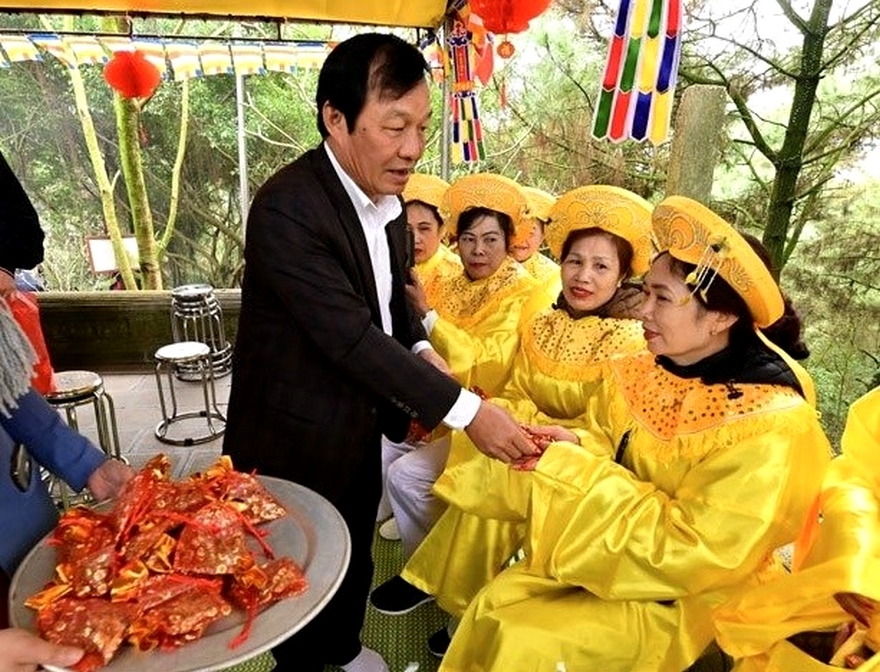 Lãnh đạo tỉnh Hải Dương phát tặng ngũ cốc cho các đoàn thể, nhân dân và du khách thập phương sau lễ tế.