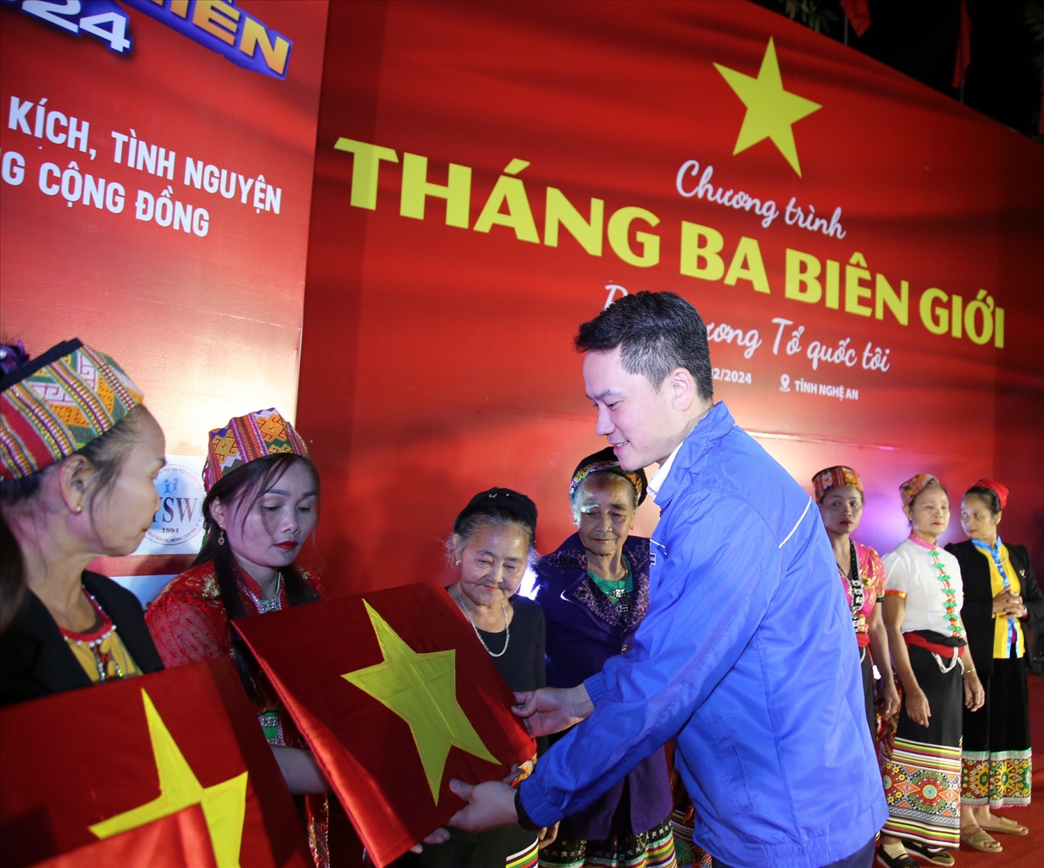 Anh Nguyễn Kim Quy, Phó Chủ tịch Thường trực Trung ương Hội LHTN Việt Nam tặng cờ Tổ quốc cho các hộ dân bảo vệ đường biên
