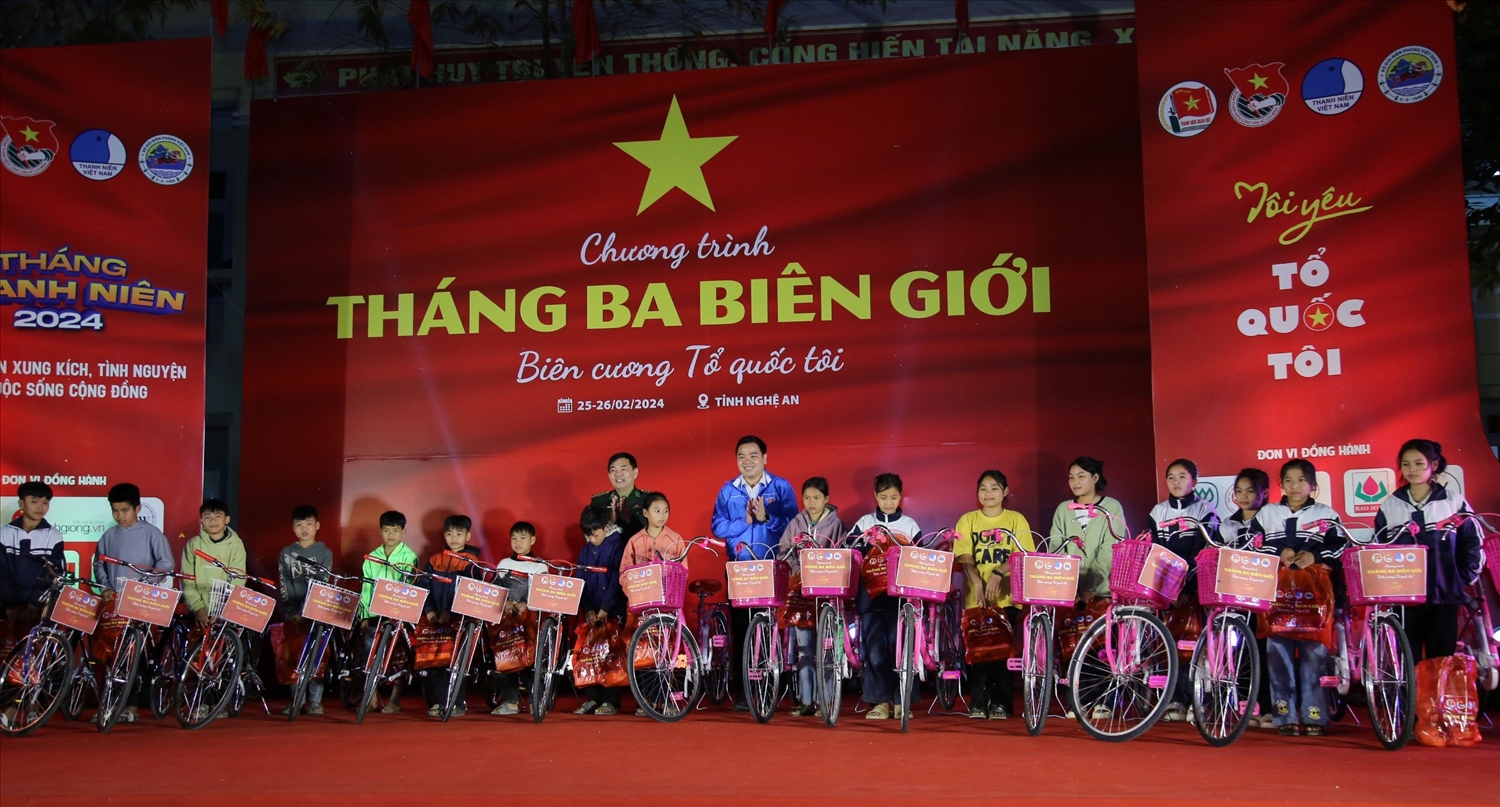 Ban tổ chức trao tặng 20 chiếc xe đạp và 500 áo ấm cho học sinh dân tộc thiểu số có hoàn cảnh khó khăn