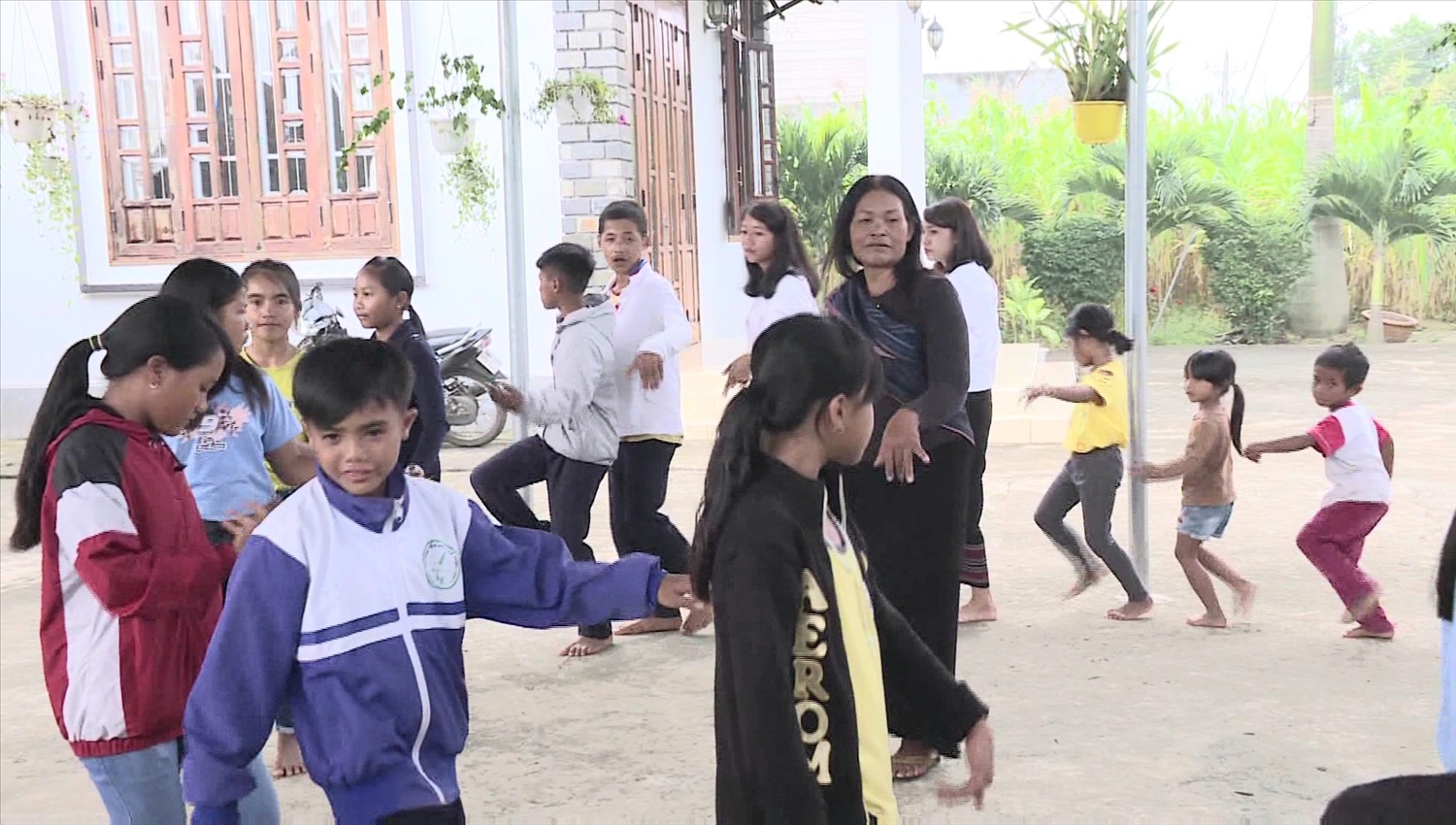 Nghệ nhân Ưu tú Tou Neh Ma Bio hướng dẫn thế hệ trẻ người Chu Ru trình diễn vũ điệu tămya – ariya.