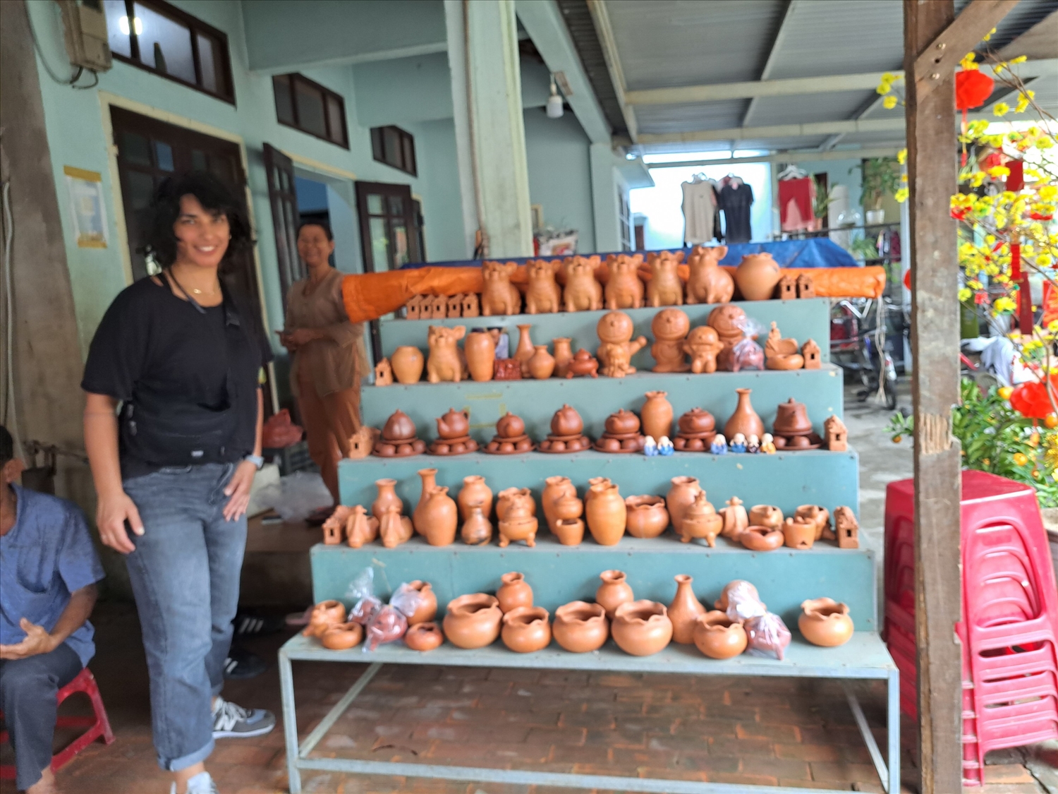 Du khách nước ngoài thích thú với những sản phẩm của làng gốm Thanh Hà