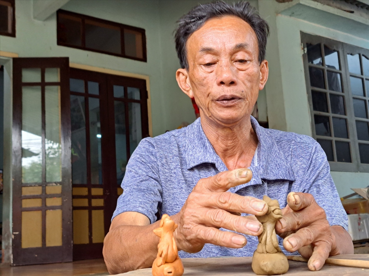 Ông Nguyễn Sáu đang tạo hình tò he để bán cho du khách