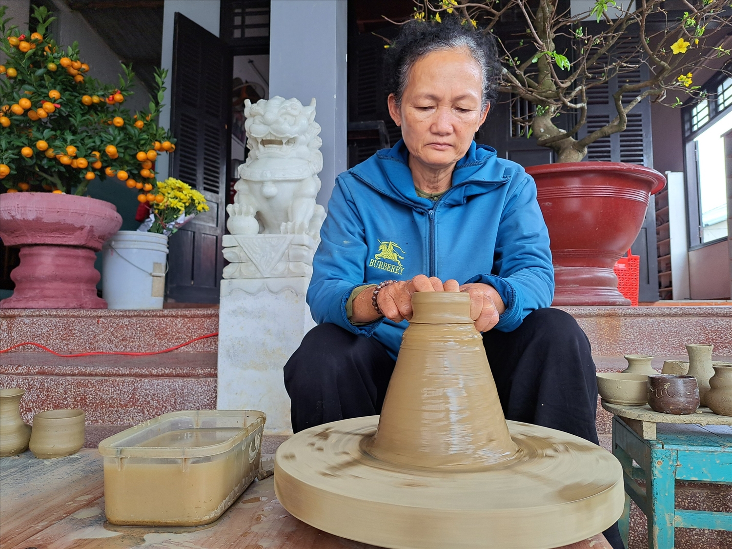 Bà Bùi Thị Phước Hiền (56 tuổi) là một trong những người có thâm niên nghề gốm hàng chục năm