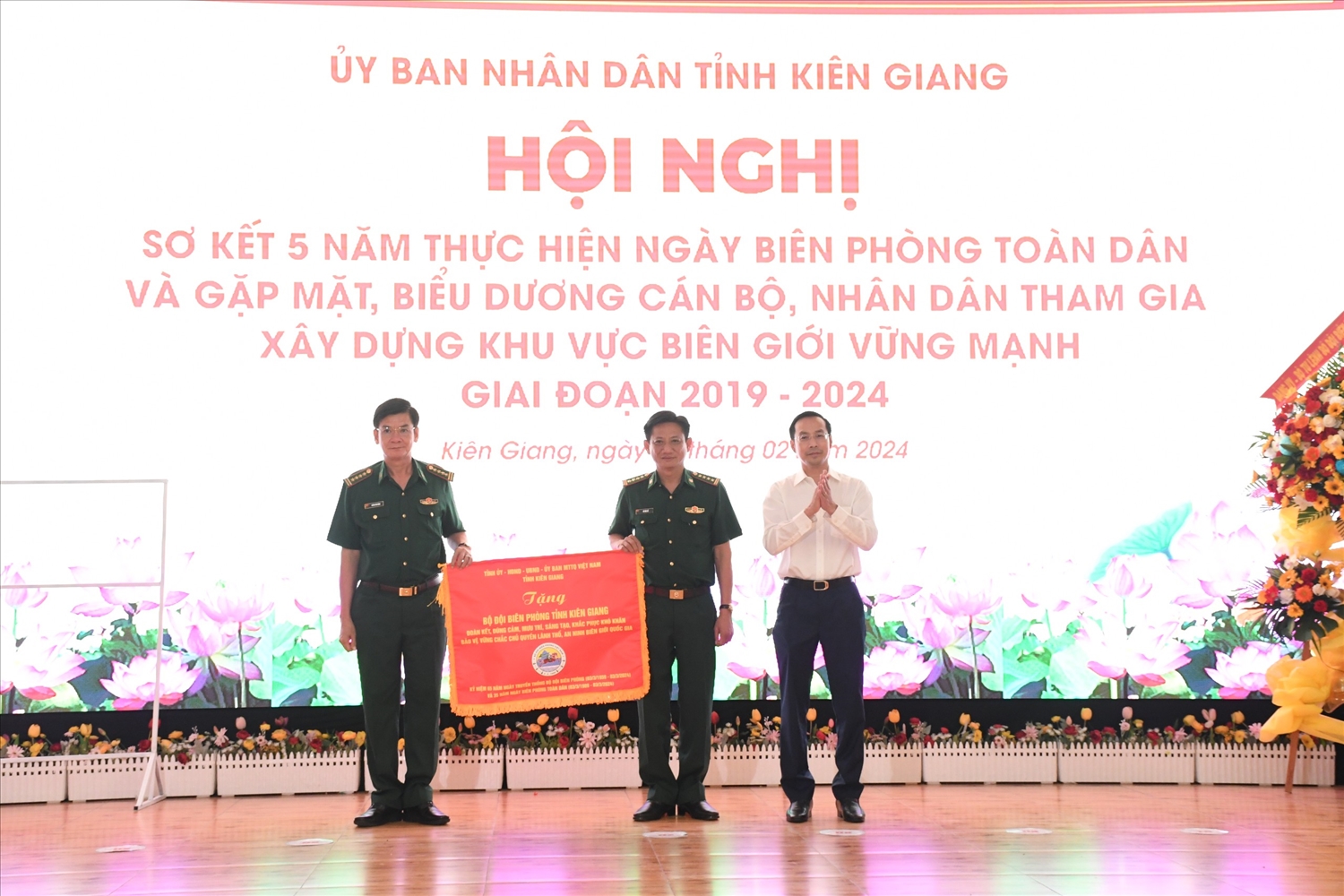 Ông Nguyễn Thanh Nhàn trao tặng bức trướng của Tỉnh ủy-HĐND-UBND-Ủy ban MTTQ Việt Nam tỉnh Kiên Giang đến lãnh đạo Bộ Chỉ huy BĐBP tỉnh Kiên Giang