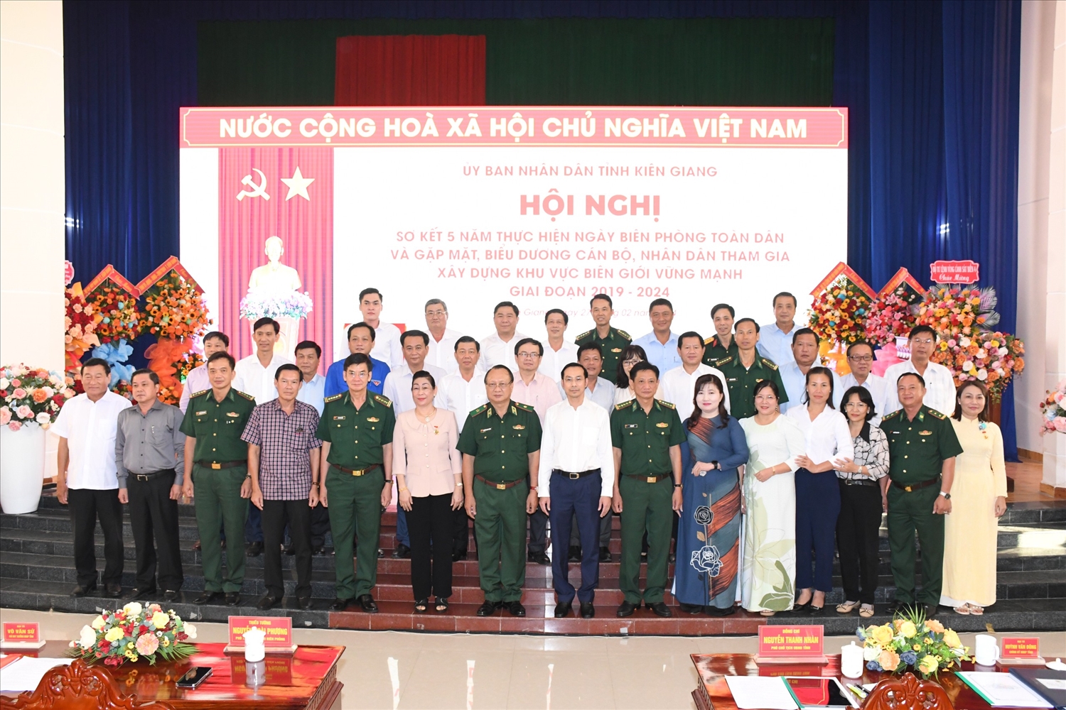 Các đại biểu chụp ảnh lưu niệm cùng lãnh đạo Bộ Chỉ huy BĐBP tỉnh Kiên Giang 