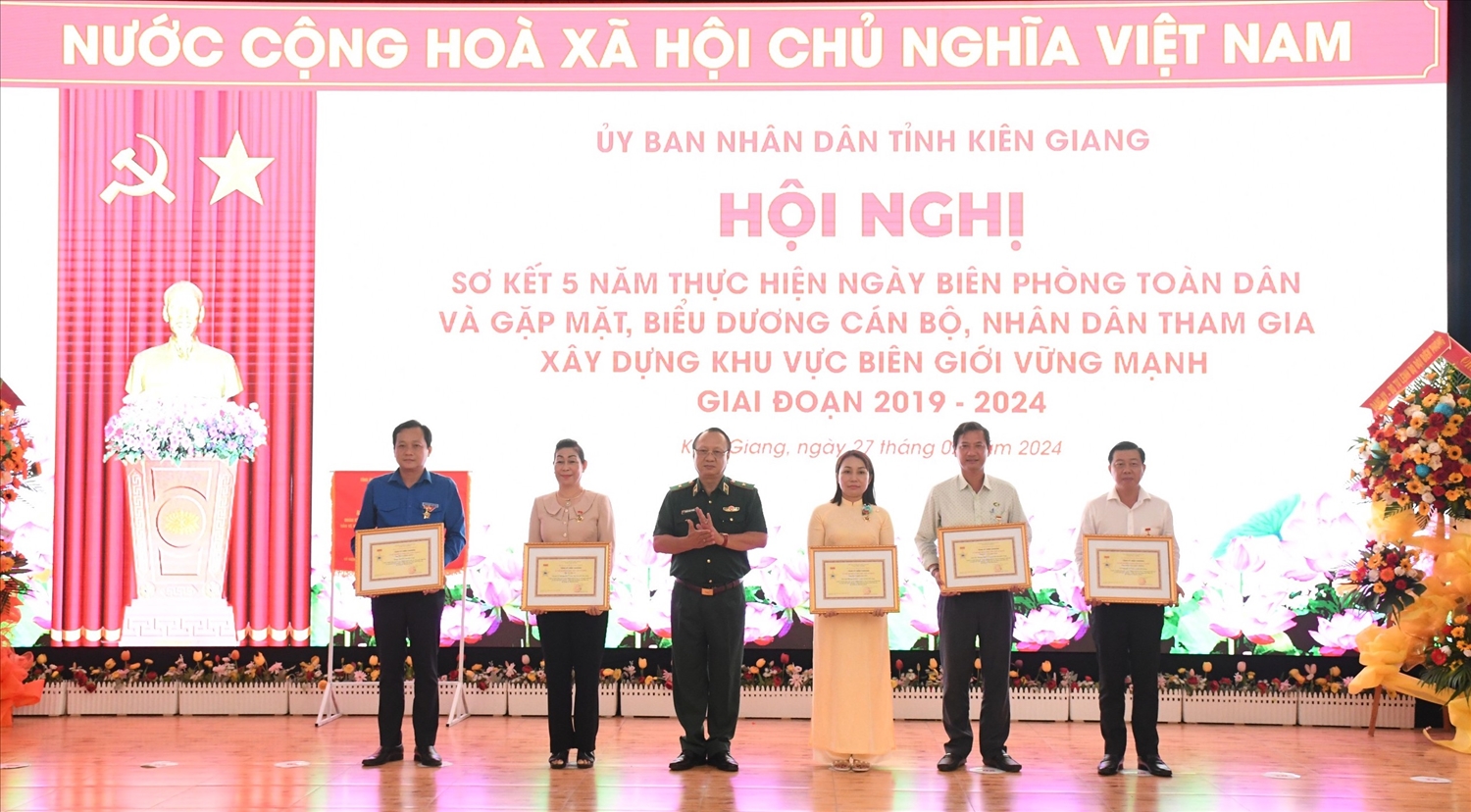 Thiếu tướng Nguyễn Hoài Phương trao tặng Kỷ niệm chương ""Vì chủ quyền an ninh biên giới Tổ quốc" cho các cá nhân