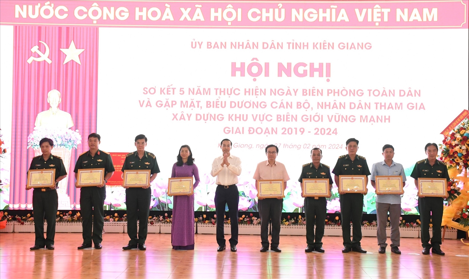 Ông Nguyễn Thanh Nhàn, Phó chủ tịch UBND trao bằng khen của Chủ tỉnh UBND tỉnh Kiên Giang đến các tập thể 