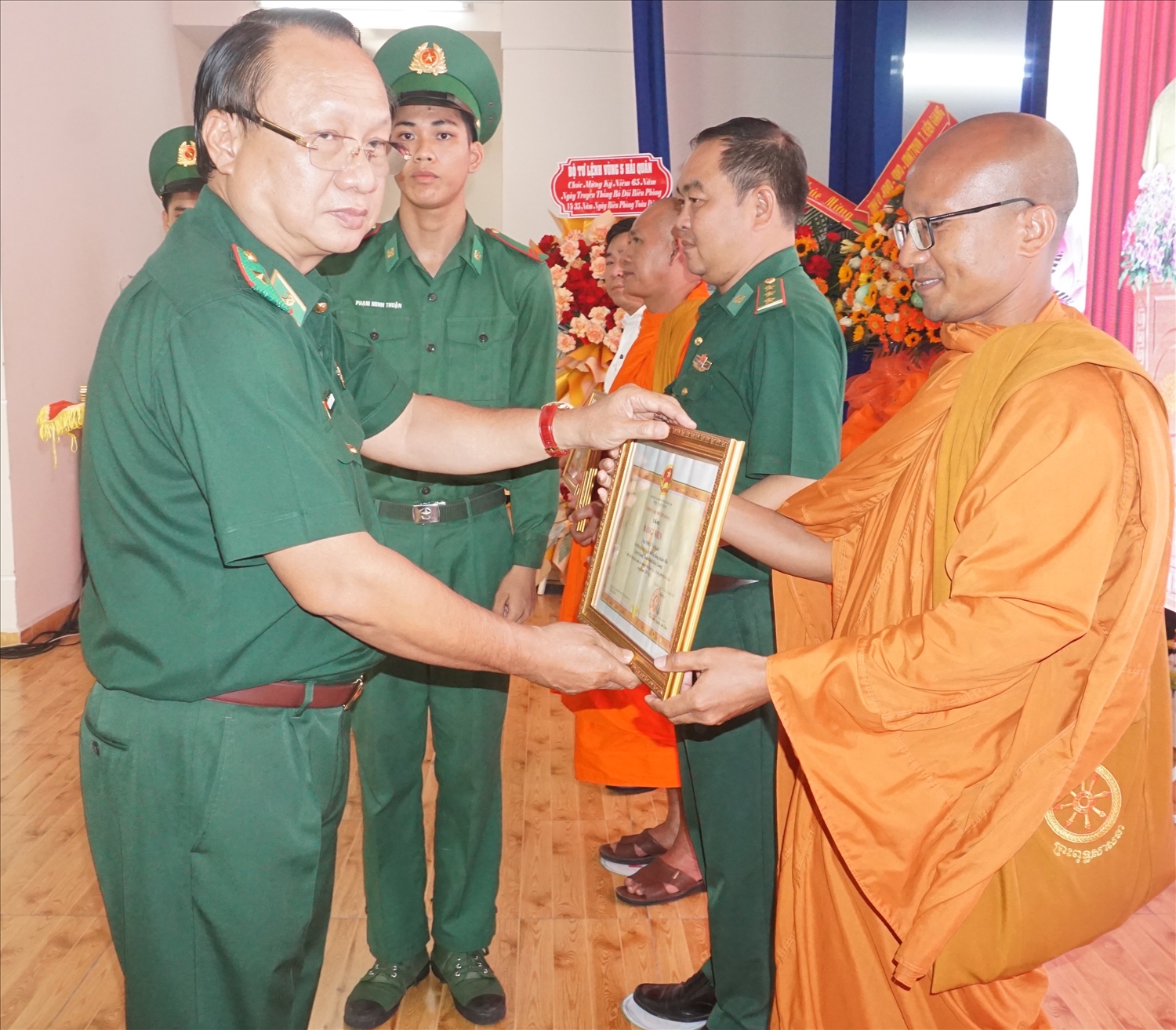 Thiếu tướng Nguyễn Hoài Phương trao Kỷ niệm chương ""Vì chủ quyền an ninh biên giới Tổ quốc" cho các cá nhân có nhiều thành tích đóng góp thực hiệnPhong trào