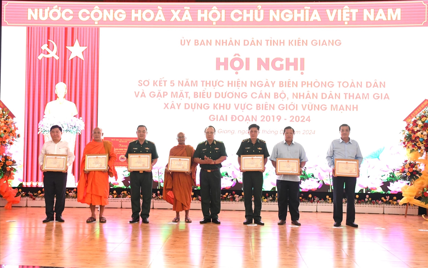 Thiếu tướng Nguyễn Hoài Phương, trao bằng khen của Bộ Tư Lệnh BĐBP đến các tập thể và cá nhân đã có thành tích xuất sắc trong thực hiện Ngày biên phòng toàn dân giai đoạn 2019-2024