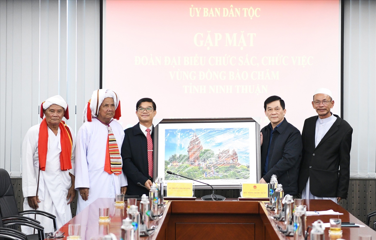 Đoàn đại biểu chức sắc, chức việc vùng đồng bào Chăm tặng quà lưu niệm cho UBDT