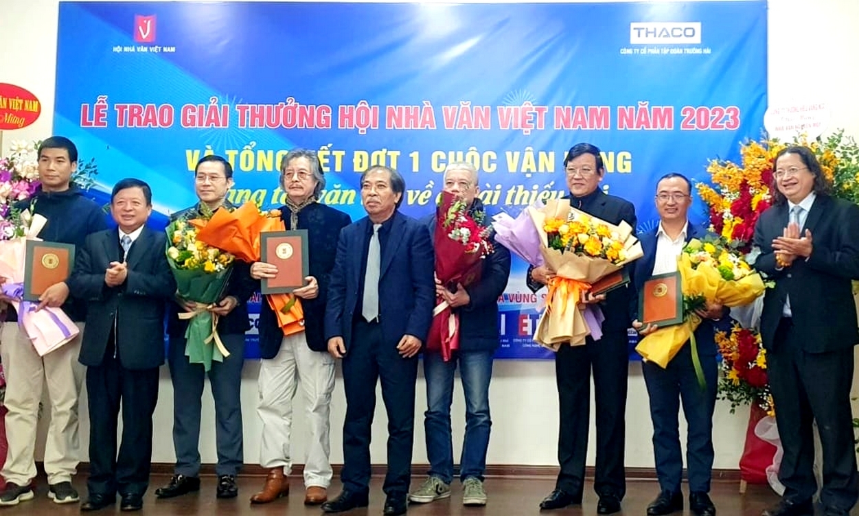 Ban tổ chức trao giải thưởng của Hội Nhà văn Việt Nam năm 2023 cho các tác giả đoạt giải. (Ảnh Bích Ngân)
