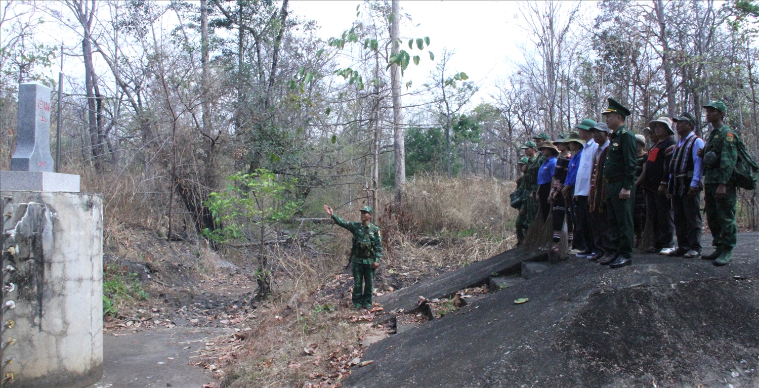Cán bộ, chiến sĩ, lãnh đạo địa phương và Nhân dân xã Krông Na phối hợp triển khai các hoạt động bảo vệ đường biên mốc giới