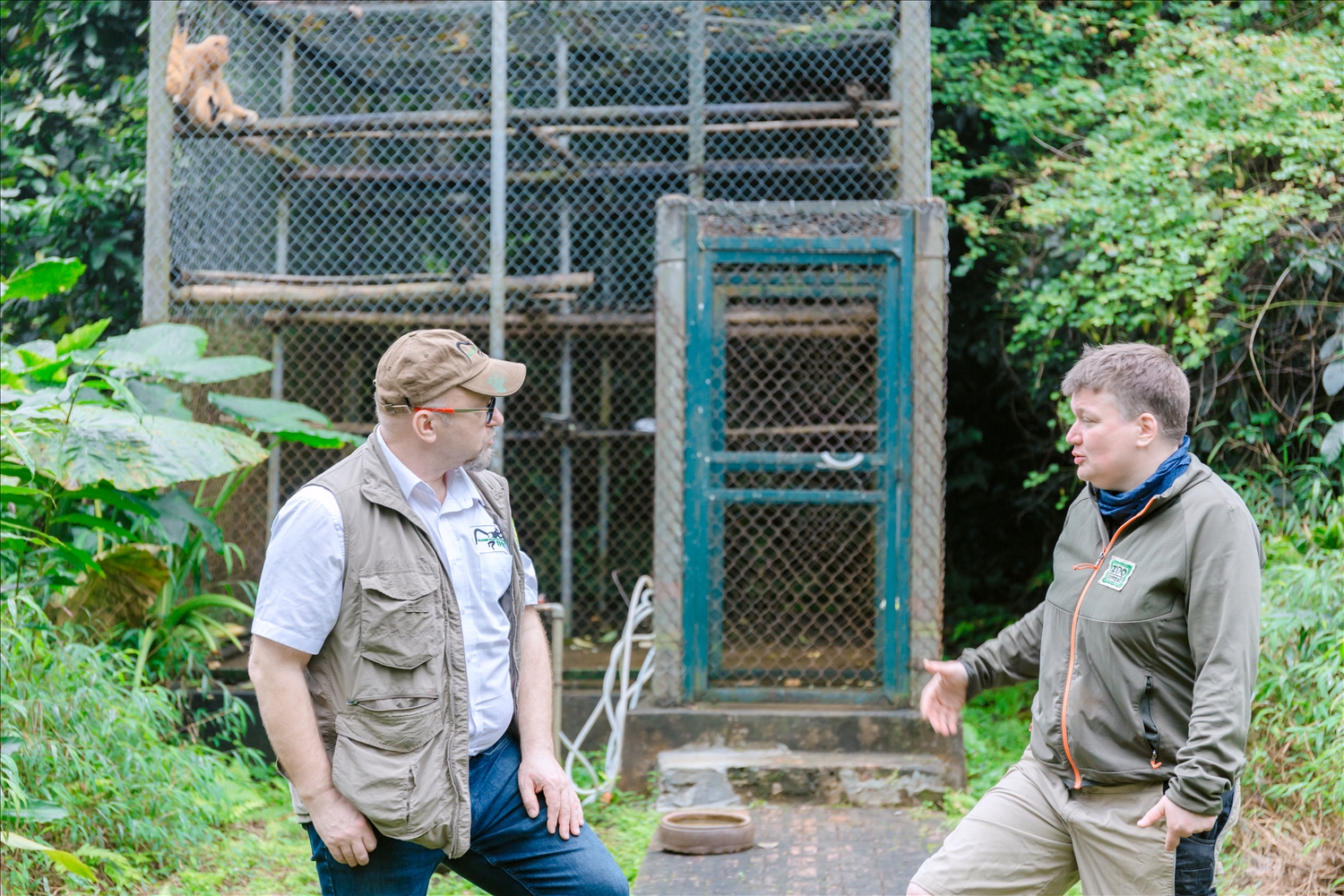 Chuyên gia Elke Schwierz (bên trái) cùng Tiến sĩ thú y Ralph Schonfelder trao đổi về các loài linh trưởng