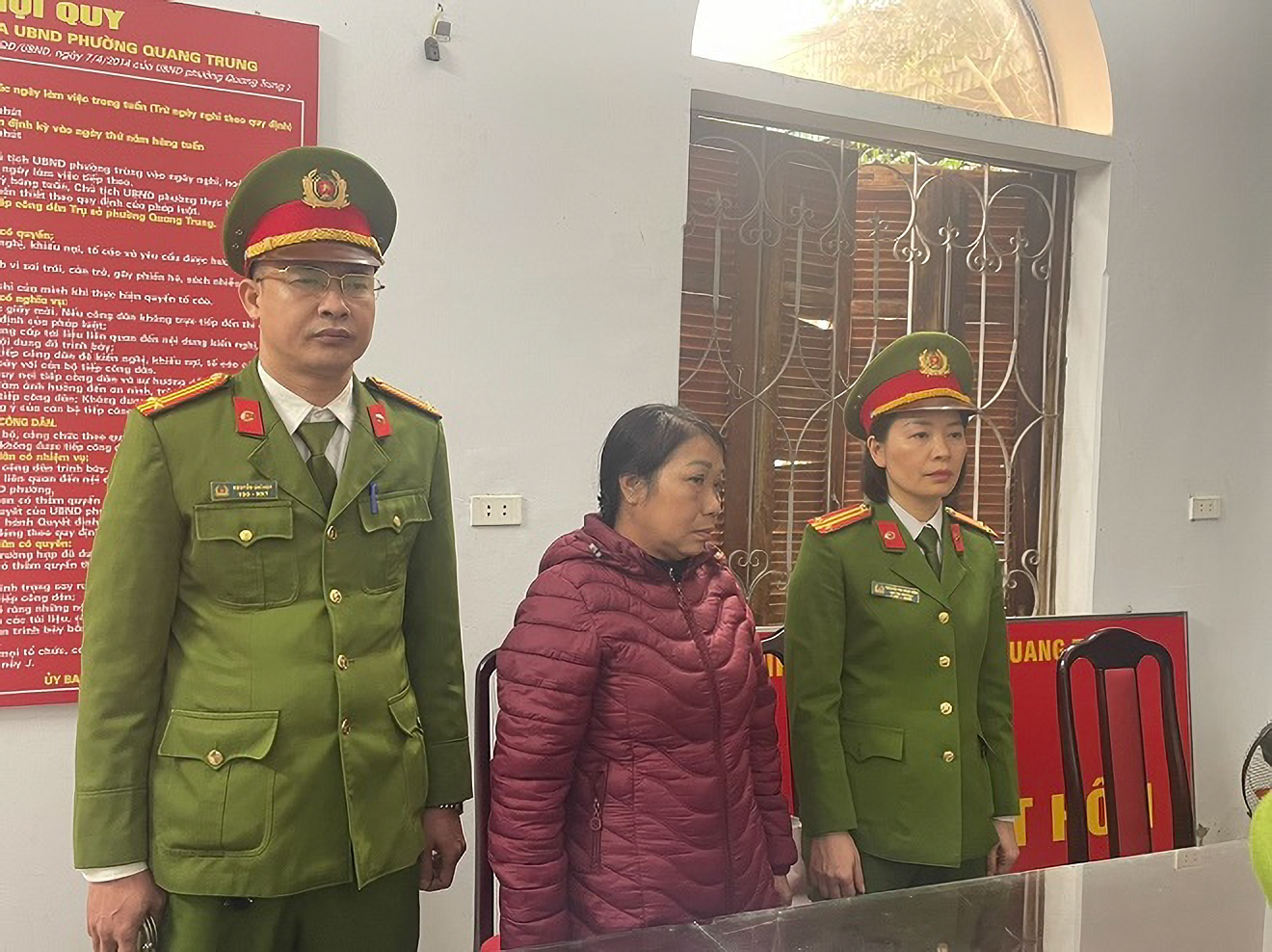 Phòng Cảnh sát kinh tế tỉnh Hà Giang thi hành lệnh bắt đối với Nguyễn Thị Hoà (Ảnh. Công an tỉnh Hà Giang)