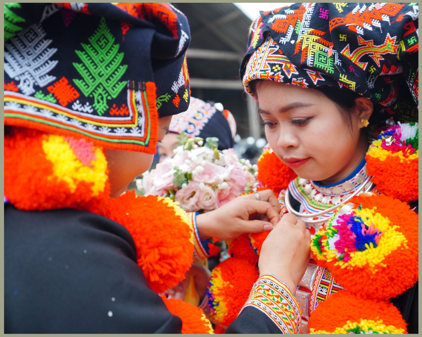 Cô dâu Ma Thanh Mai rạng rỡ trong trang phục cô dâu người Dao đỏ