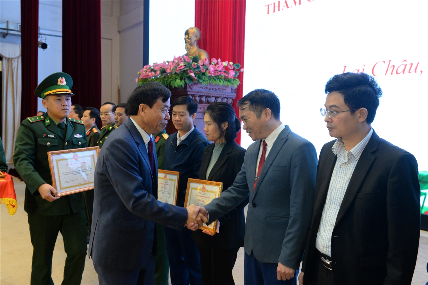 Chủ tịch UBND tỉnh Lê Văn Lương trao Bằng khen cho các cá nhân có thành tích xuất sắc trong thực hiện Ngày Biên phòng toàn dân giai đoạn 2019 - 2024.