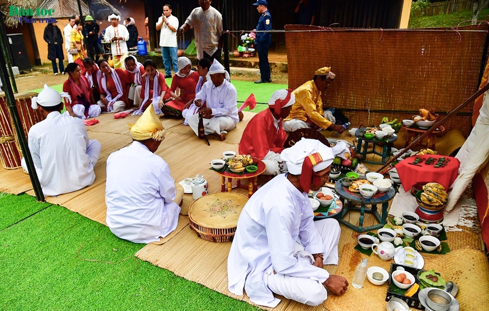 Lễ hội được tổ chức tại nhà lễ (kajang) ở một bãi đất trống đầu thôn với sự chủ trì của ông Ka-ing (thầy cúng) và thầy vỗ Maduen