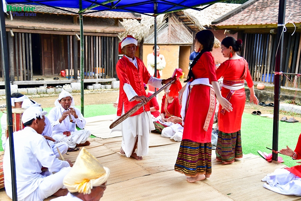 Các nghệ nhân thổi kèn Saranai và múa lễ