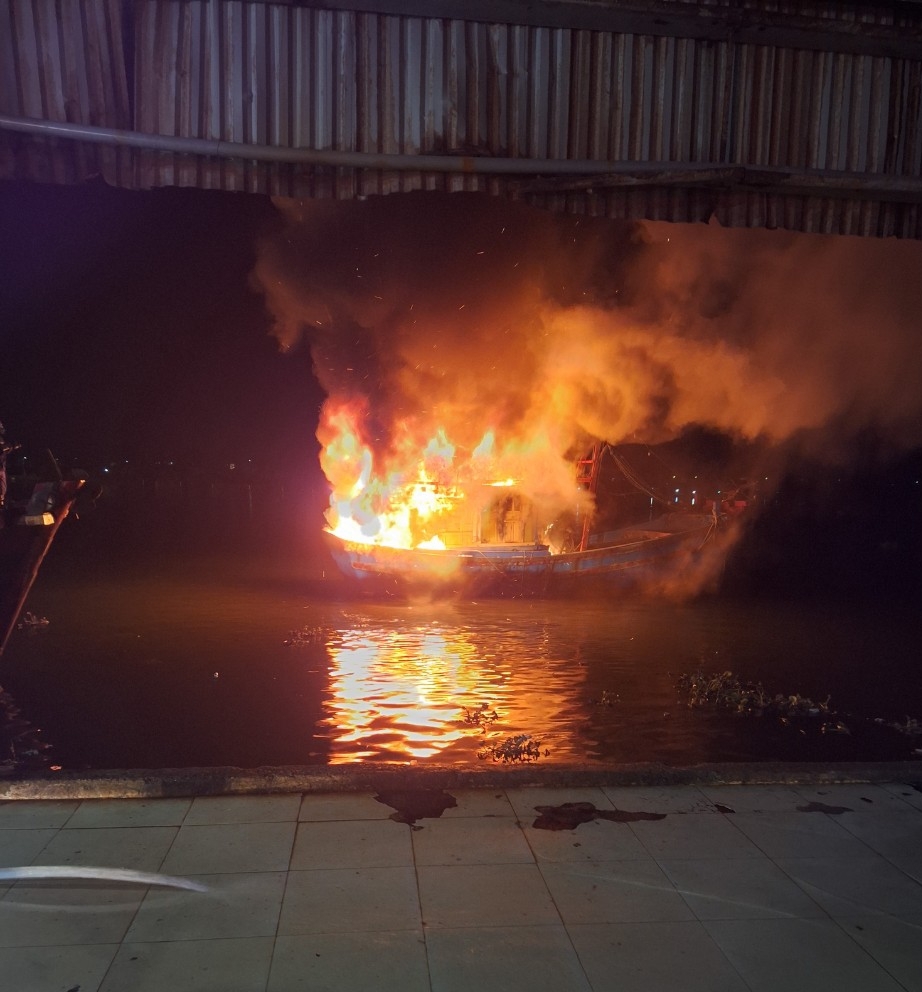 Hai tàu cá đang neo đậu ở cảng Tịnh Kỳ bất ngờ bốc cháy trong đêm