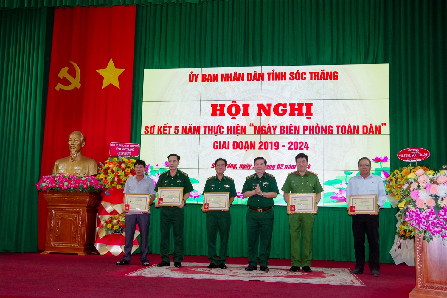  Đại tá Trịnh Kim Khâm, Chỉ huy trưởng BĐBP tỉnh Sóc Trăng thừa ủy quyền của Bộ Tư lệnh BĐBP trao Kỷ niệm chương Vì chủ quyền an ninh biên giới Tổ quốc cho các cá nhân
