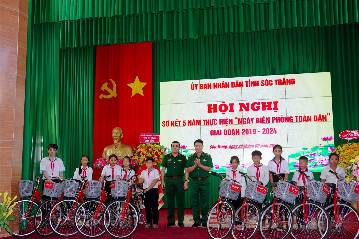 Đại diện lãnh đạo BĐBP tỉnh và Viettel tỉnh Sóc Trăng trao xe đạp cho các em học sinh nghèo khu vực biên giới biển (ảnh Văn Long)