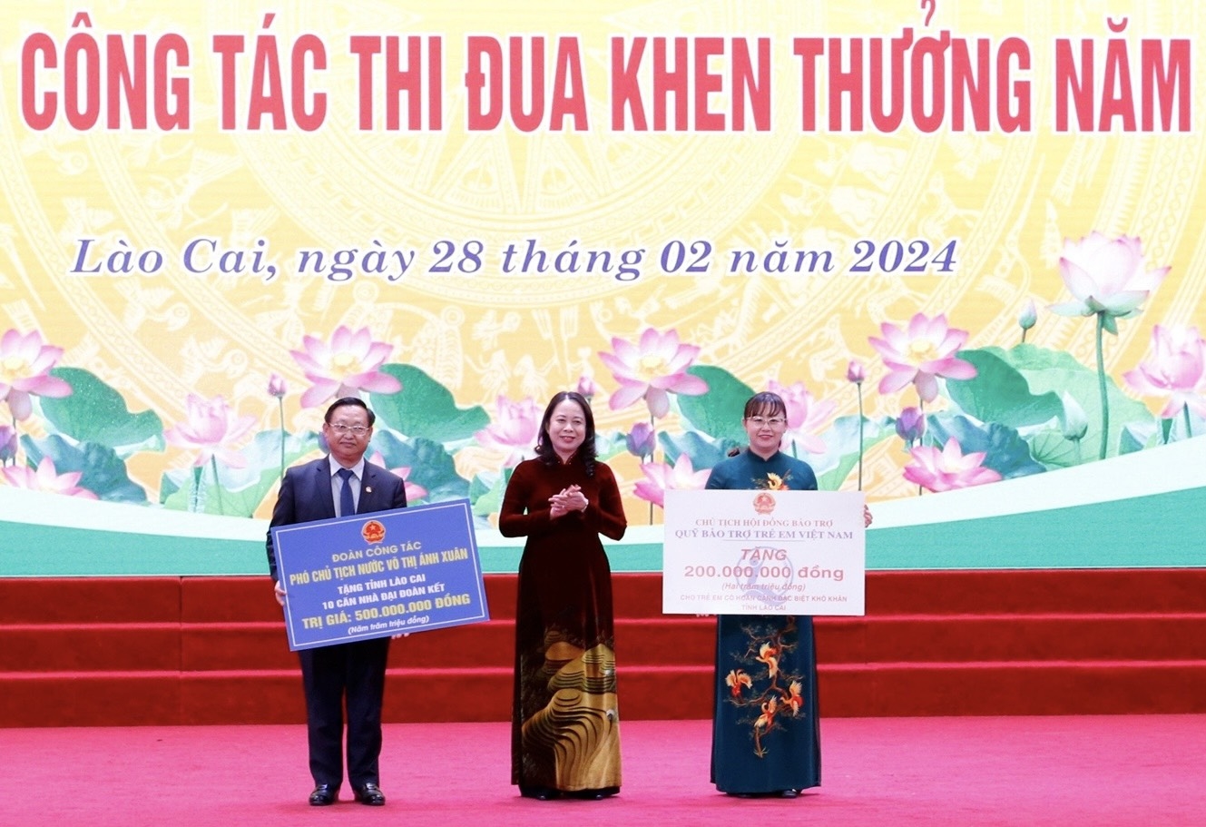 Phó Chủ tịch nước trao tặng 10 căn nhà Đại đoàn kết trị giá 500 triệu đồng và 200 triệu đồng cho trẻ em có hoàn cảnh khó khăn tỉnh Lào Cai