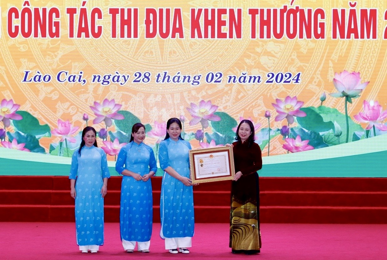 Phó Chủ tịch nước trao Huân chương Độc lập hạng Ba cho Hội Liên hiệp Phụ nữ Việt Nam tỉnh Lào Cai 